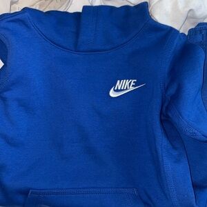 NWT Nike Boys Set size 5 (small) runs small